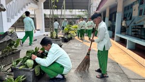 Kegiatan Bersih-Bersih di Sekolah