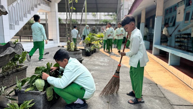 Kegiatan Bersih-Bersih di Sekolah
